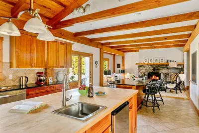 Image de Maison spacieuse / isolée avec piscine, cuisine de chefs, vues pastorales de la ferme voisine.