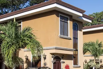 Image de Patio maison dans la ville balnéaire du Costa Rica. Gated avec sécurité 24\/7