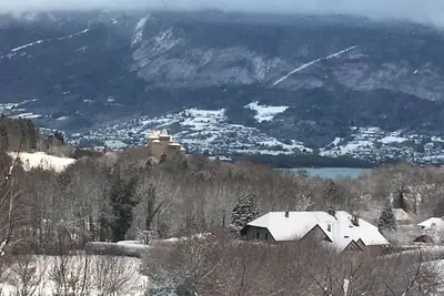 Image de la cabane aux ours Bluffy Annecy entre lac et montagnes
