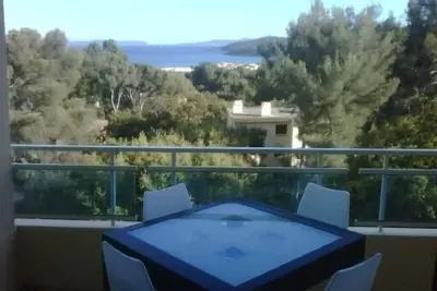 Image de 2 pièces vue mer dans résidence avec piscines à Bormes les Mimosas.