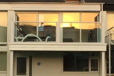 Image de Maison de plage de luxe avec vue imprenable sur la mer et accès à la plage privée