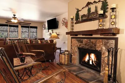 Image de Main Street Condo, New King matelas mousse mémoire, Wifi, Tv Direct