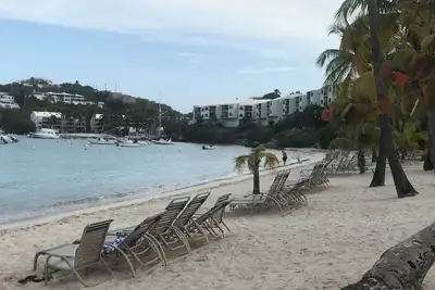 Magnifique villa de luxe sur la plage sur St Thomas. 3 chambres chacune avec salle de bain privée
