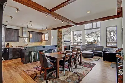 Image de Maison de luxe sur la rue principale, bain à remous sur le toit, tournez autour du porche, marchez jusqu'à la télécabine!