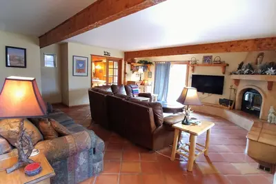 Image de En ville, Maison de 9 chambres sur la rivière, Animaux admis, Wifi, Laveuse / Sécheuse