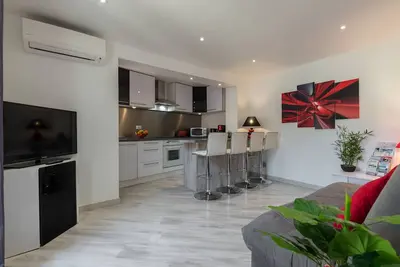 Image de Bas de maison 2 pièces avec terrasse, Jaccuzi, refait à neuf, 200 m de la plage