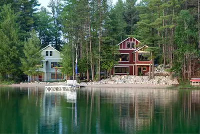 Image de Trois maisons de luxe au bord du lac côte à côte avec quai, plage de sable, bains à remous, Sup