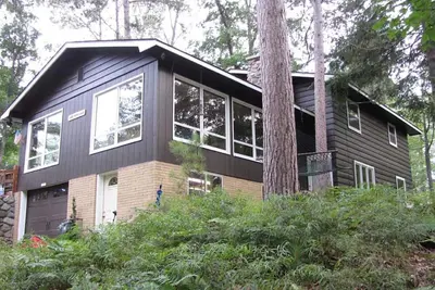 Image de 5 chambres \/ 3 salles de bain Boulder Junction Lodge sur une baie calme sur le lac Boulder.