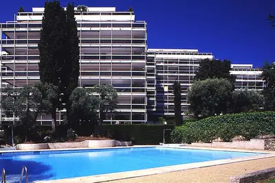 Image de Appart. Antibes 5 personnes juillet, calme, sur parc ombragé, mer, piscine