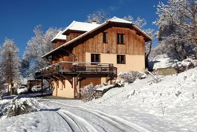 Image de Grand chalet entre lac et montagne