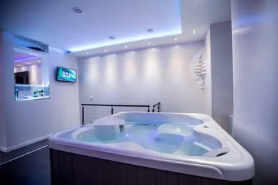 Image de Appartement entièrement  privatisé avec jacuzzi et douche-hammam