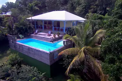 Image de Villa de style creole au calme d'un beau jardin tropical.