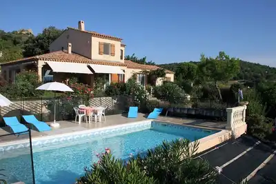 Image de Gîte F2 dans villa provençale, au calme, piscine et  jardin, vue Ste Victoire