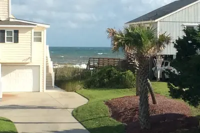 Image de Les deux vues Ocean & Sound de cette maison 4br! 100 marches pour accéder à la plage