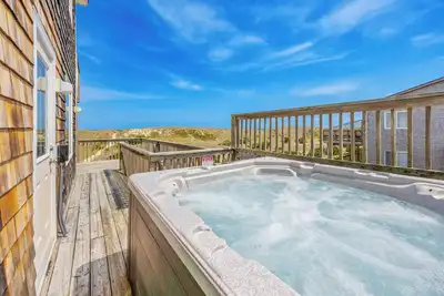 Image de Deluxe, confortable maison au bord de l'océan dans les vagues avec piscine, bain à remous, accès facile à la plage