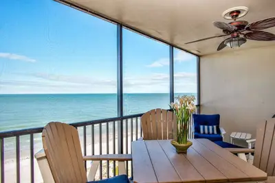 Image de Condo en bord de mer direct / spectaculaires couchers de soleil sur le golfe! RÉCEMMENT RÉNOVÉ.