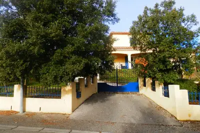 Image de Maison récente  intégrée dans un cadre arboré de chênes, avec piscine.