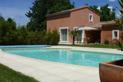 Image de Gîte de charme contemporain : propriété arborée, piscine privative, vue Luberon
