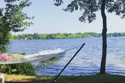 Image de Profitez de l'automne dans le Maine dans ce chalet au bord de l'eau