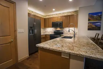 Image de Étapes à suivre! Condo rénové 2br Arrowhead / Beaver Creek - étapes pour l'ascenseur!