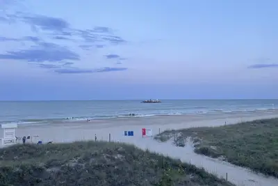 Image de Ocean Front Ă la promenade! Parfait pour les couples et les petites familles!