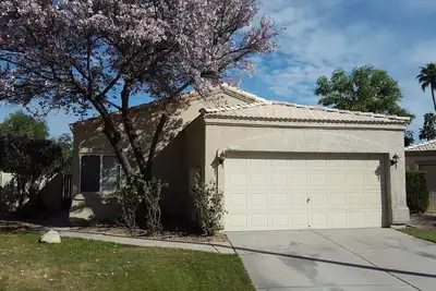 Image de Aimez votre vie privée - La maison entière dans le village de La Jolla est à vous! !