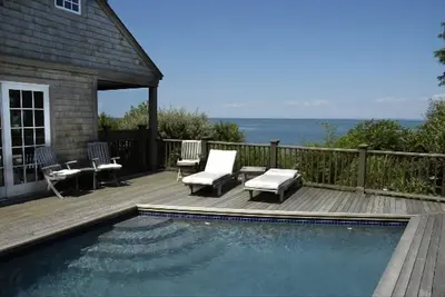 Image de Sound Front Home avec de belles vues, plage privée et piscine chauffée Gunite
