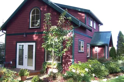 Image de Maison lumineuse et calme, parfaite pour l'observation des oiseaux niché dans un quartier convivial.