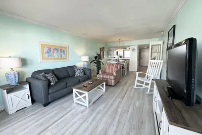 Image de 2br / 2ba - Marchez tout droit vers la piscine et la plage!