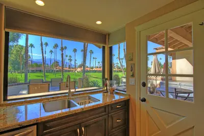 Image de Emplacement, emplacement, Spectacular Mountain & Golf Vues Couse! ! Condo Pd réaménagé