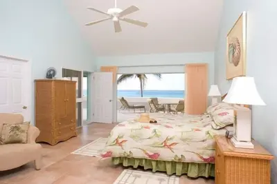 Image de The Retreat at Rum Point Unit # 28. Superbe 3br Oceanfront Penthouse Condo