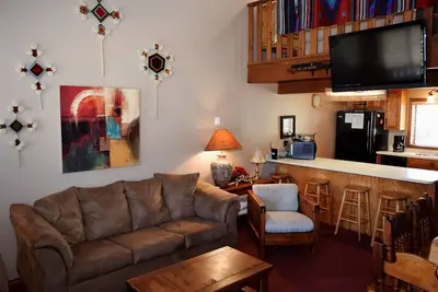 Image de Sur la rue principale - à proximité des commerces et restaurants - Condo familial taille w / balcon!