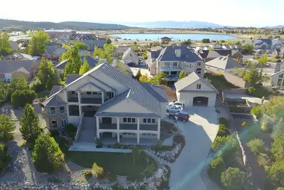 Image de 7800 Sf Mansion! 11 Br 6 1/2 Bath! Théâtre, salle de sport et salle de jeux. Vues scandaleuses!