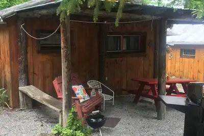 Image de Cabine confortable avec vue sur le lac depuis le patio pour 6 personnes!