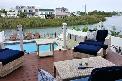 Image de Nouvelle maison sur la plage au bord du lac avec piscine chauffée!