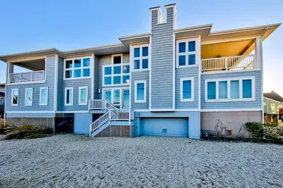 Image de Big Beach House avec de belles vues sur l'eau à quelques pas de l'océan et de la baie