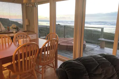 Image de Dory Cove Oceanfront dans Roads End - des vues spectaculaires, pluie ou soleil! - Jacuzzi