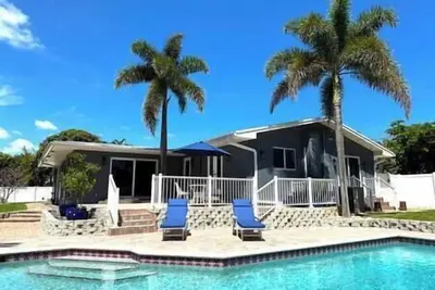 Image de Maison contemporaine ensoleillée avec piscine chauffée