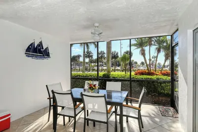 Image de Magnifiquement décorée Premier étage 2br Condo directement en face de la plage de Siesta Key!