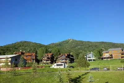 Image de Caractéristiques et emplacement de qualité supérieure. . . Meilleur condo mis à jour sur la montagne.