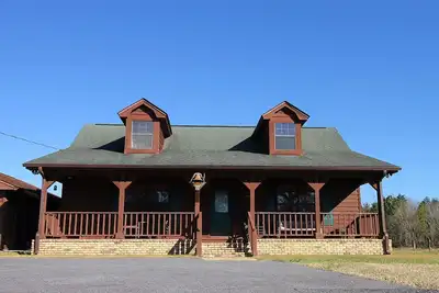 Image de Ranch House sur un lac assez