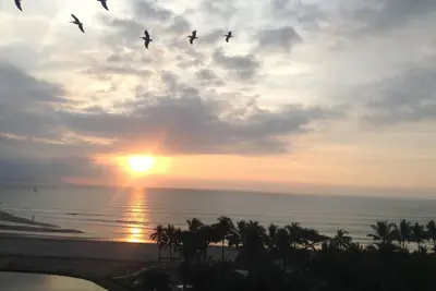 Image de Grand Club Luxxe de 4 chambres, intérieur de 6300 pieds carrés, terrasse de 2200 pieds carrés