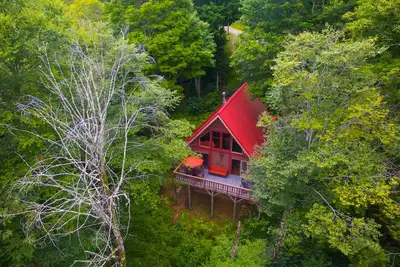 Image de Cabane de montagne rustique isolée dans une communauté fermée avec bain à remous, foyer et vue