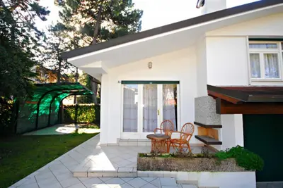 Villa avec jardin et patio avec cheminée