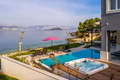 Luxueuse villa en bord de mer Paradise avec piscine et jacuzzi Eos-Croatie
