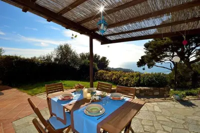 Image de Maison de vacances avec vue magnifique sur la mer, jardin privé et wi \/ fi