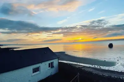 Image de Nouveau en bord de mer - un hangar à bateaux original pour les garde-côtes