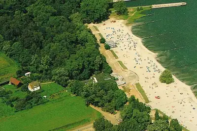 Image de Ueckermünde, près de la plage, à la forêt-côté droit de la maison