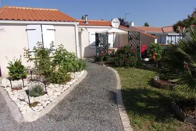 Image de Maison Confortable avec Jardin Clôturé, à Proximité de la Plage et du Port