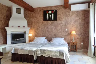 Image de Chambre luxe twin climatisée Glycine-terrasse-Le clos des lavandes